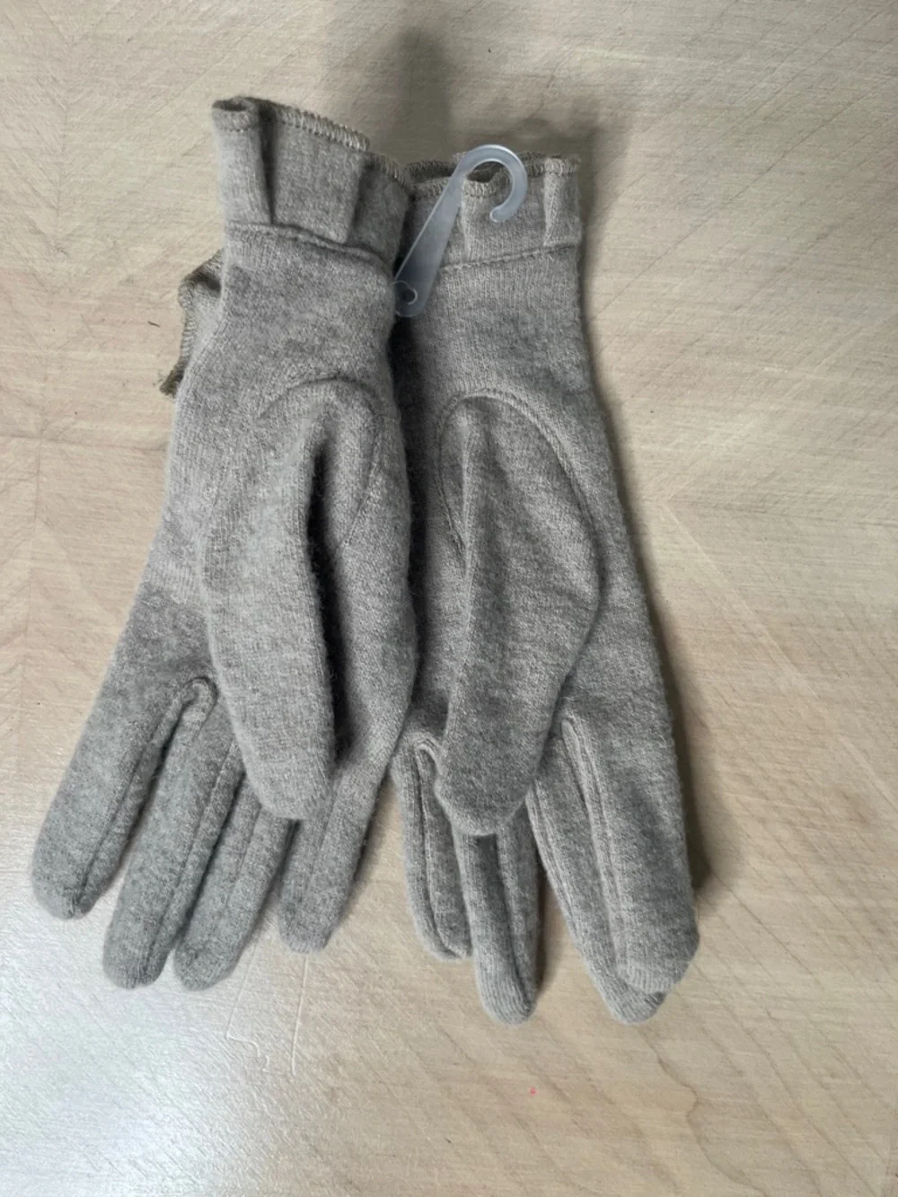 NWT OS Wool/Nylon Neutral Ruffle Cuff Knit Gloves with Decorative Button